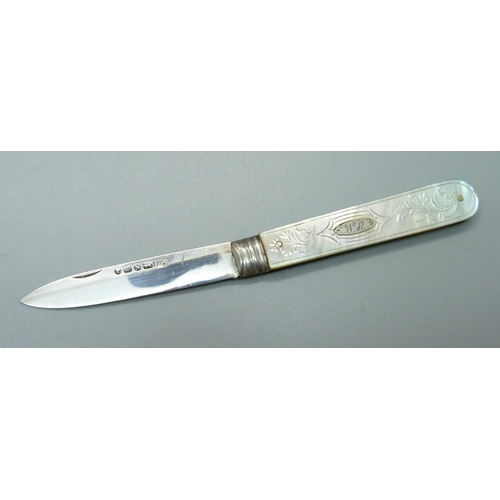 840 - A Victorian silver and mother of pearl fruit knife, Sheffield 1856, John Oxley