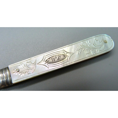 840 - A Victorian silver and mother of pearl fruit knife, Sheffield 1856, John Oxley