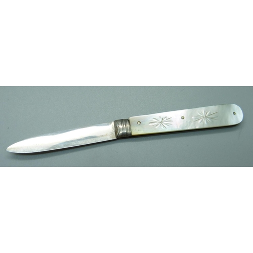 840 - A Victorian silver and mother of pearl fruit knife, Sheffield 1856, John Oxley