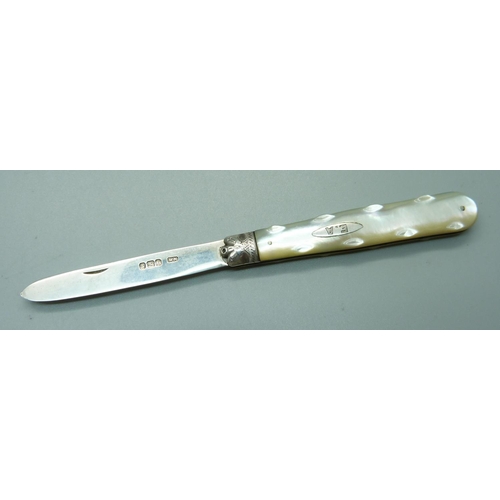 841 - A Victorian silver and mother of pearl fruit knife, Sheffield 1899, William Nowill