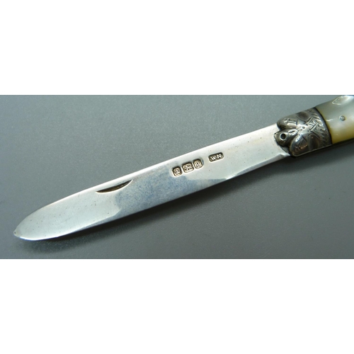 841 - A Victorian silver and mother of pearl fruit knife, Sheffield 1899, William Nowill