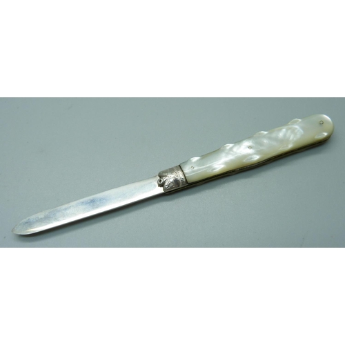 841 - A Victorian silver and mother of pearl fruit knife, Sheffield 1899, William Nowill