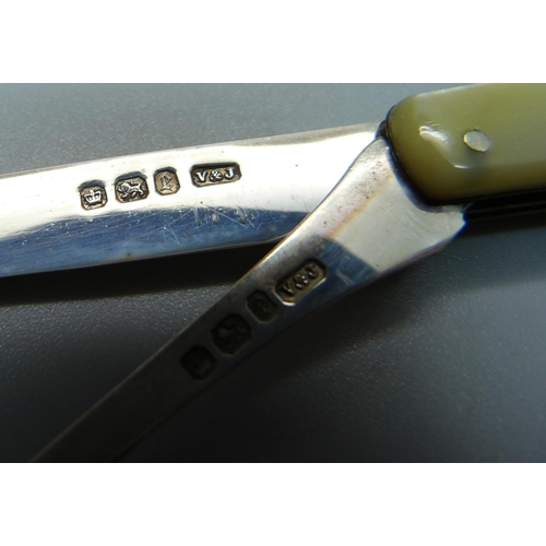 842 - A silver and mother of pearl fruit knife and pipper combination, Sheffield 1897, Villiers & Jackson