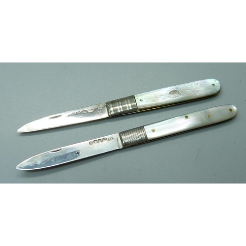 845 - Two silver and mother of pearl fruit knives, Sheffield 1828 and 1834