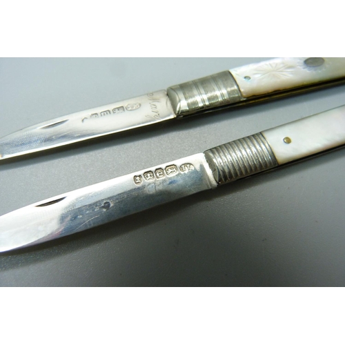 845 - Two silver and mother of pearl fruit knives, Sheffield 1828 and 1834