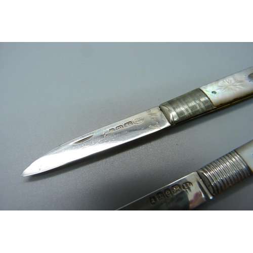 845 - Two silver and mother of pearl fruit knives, Sheffield 1828 and 1834