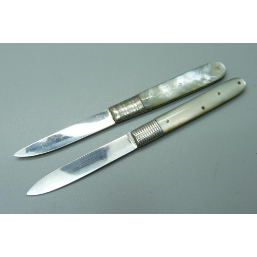 845 - Two silver and mother of pearl fruit knives, Sheffield 1828 and 1834