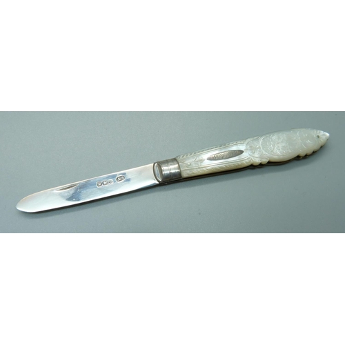 846 - A Victorian silver and mother of pearl fruit knife, Sheffield 1893, Arthur Worral Staniforth