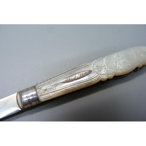 846 - A Victorian silver and mother of pearl fruit knife, Sheffield 1893, Arthur Worral Staniforth