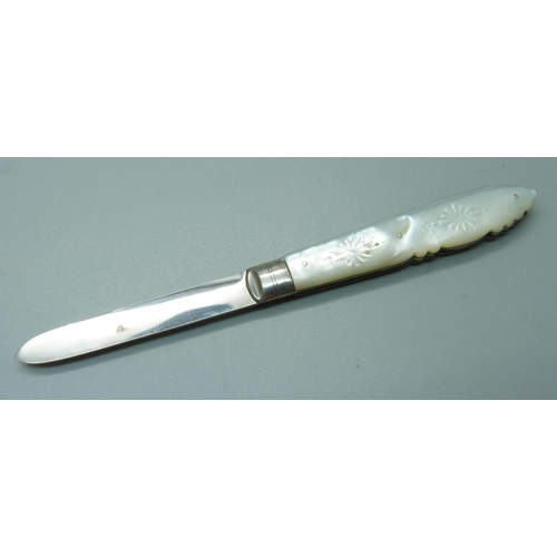 846 - A Victorian silver and mother of pearl fruit knife, Sheffield 1893, Arthur Worral Staniforth