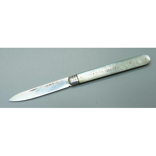 847 - A silver and mother of pearl fruit knife, Birmingham 1870, George Unite