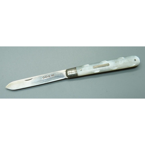 848 - A silver and mother of pearl fruit knife, Sheffield 1918, William Nowill