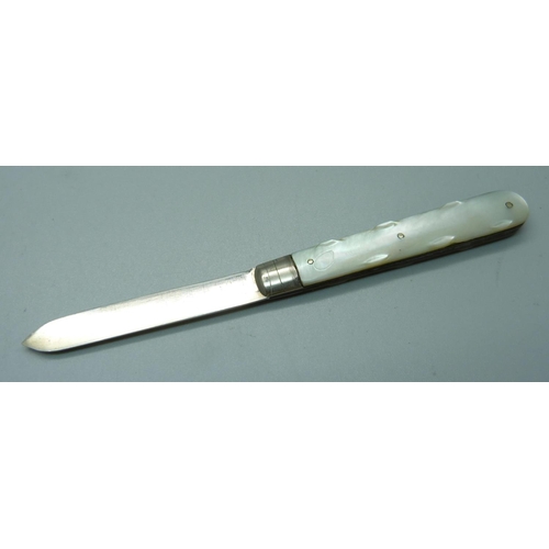 848 - A silver and mother of pearl fruit knife, Sheffield 1918, William Nowill