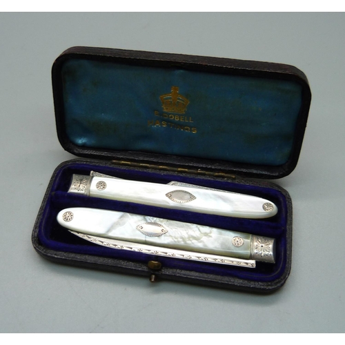 849 - A Georgian silver and mother of pearl fruit knife with matching olive fork, cased