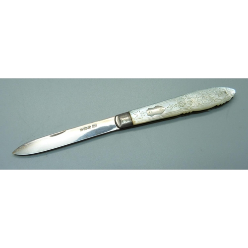 850 - A Victorian silver and mother of pearl fruit knife, Sheffield 1890, Thomas Marples