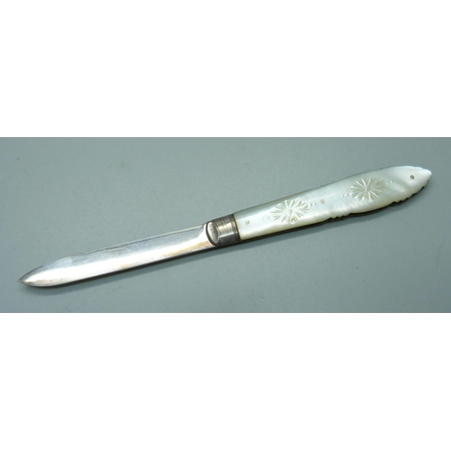 850 - A Victorian silver and mother of pearl fruit knife, Sheffield 1890, Thomas Marples