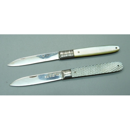 853 - Two silver and mother of pearl fruit knives including one George IV, Sheffield 1825