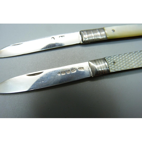 853 - Two silver and mother of pearl fruit knives including one George IV, Sheffield 1825