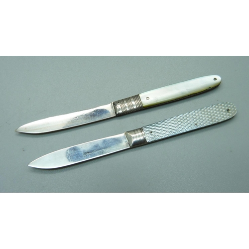 853 - Two silver and mother of pearl fruit knives including one George IV, Sheffield 1825