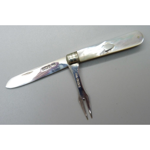 857 - A silver and mother of pearl fruit knife and olive fork combination, Sheffield 1910