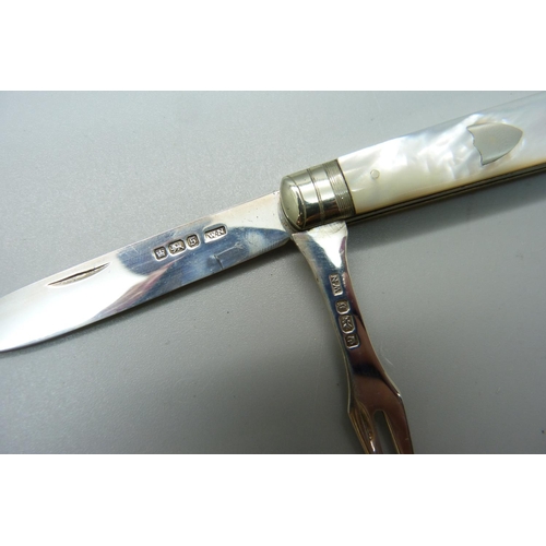 857 - A silver and mother of pearl fruit knife and olive fork combination, Sheffield 1910