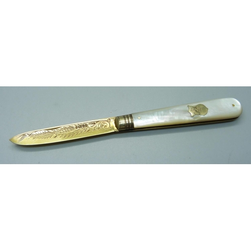 858 - A Victorian silver gild and mother of pearl fruit knife, cased, Sheffield 1888, John Yeomans Cowlish... 