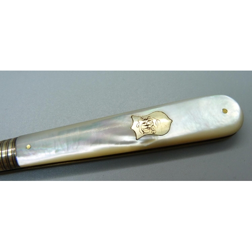 858 - A Victorian silver gild and mother of pearl fruit knife, cased, Sheffield 1888, John Yeomans Cowlish... 