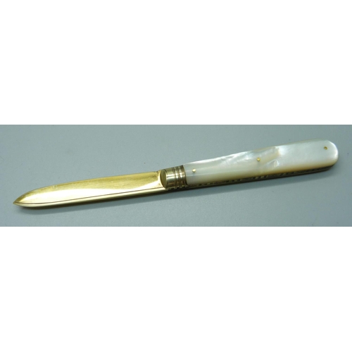 858 - A Victorian silver gild and mother of pearl fruit knife, cased, Sheffield 1888, John Yeomans Cowlish... 