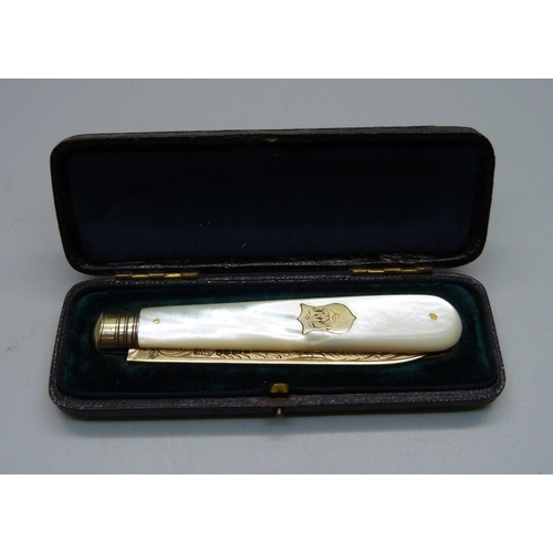 858 - A Victorian silver gild and mother of pearl fruit knife, cased, Sheffield 1888, John Yeomans Cowlish... 