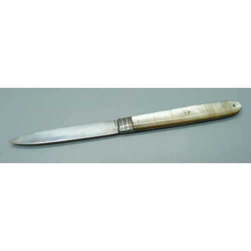 859 - A Georgian silver and mother of pearl fruit knife, cased