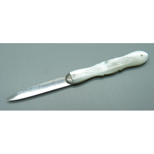 860 - A Victorian silver and mother of pearl fruit knife, Birmingham 1872, Hilliard & Thomason