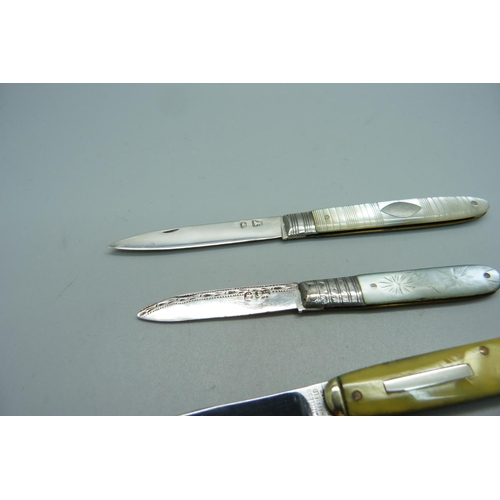 862 - Two Georgian silver and mother of pearl fruit knives, a small utility knife and one other knife