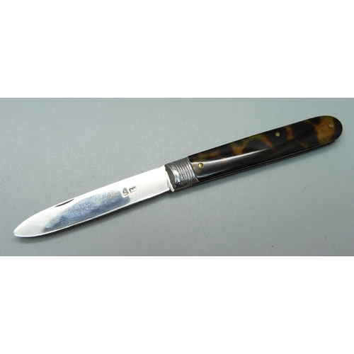 863 - A Georgian silver and tortoiseshell fruit knife