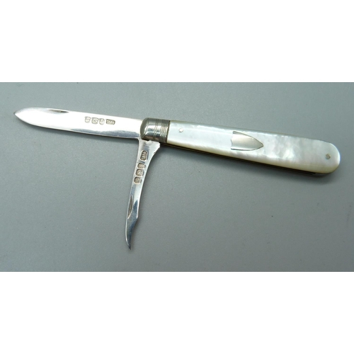 864 - A Victorian silver and mother of pearl fruit knife and pipper, Sheffield 1898