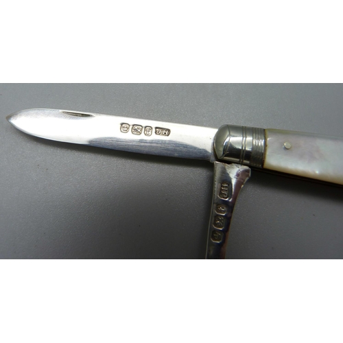 864 - A Victorian silver and mother of pearl fruit knife and pipper, Sheffield 1898