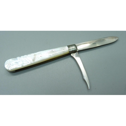 864 - A Victorian silver and mother of pearl fruit knife and pipper, Sheffield 1898