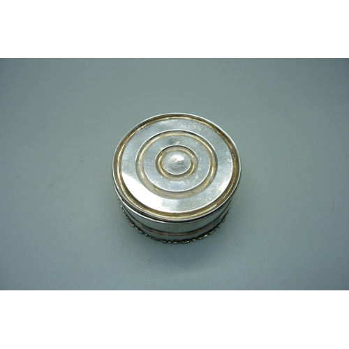 865 - A circular silver and tortoiseshell pique box, William Comyns, London 1910, diameter 8cm