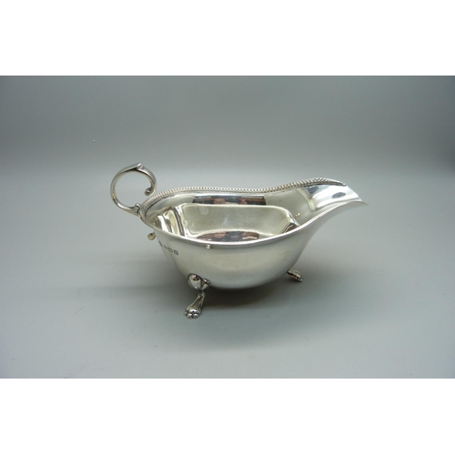 866 - A silver sauce boat, Birmingham 1941, 75g