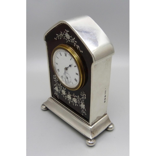 881 - A silver and tortoiseshell clock with key, Birmingham 1919