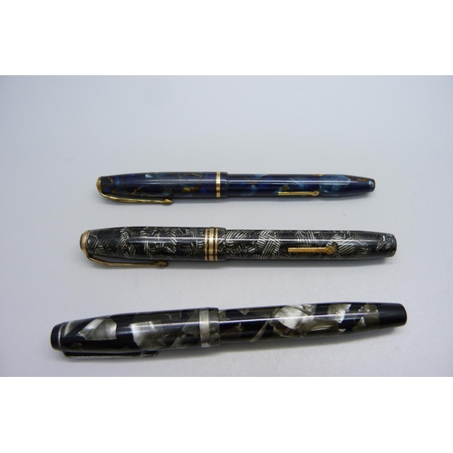 894 - Eight pens including four with 14ct gold nibs, Conway Stewart 58 and 12, Parker Vacumatic and one ot... 