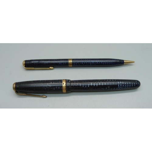 897 - A Parker Vacumatic fountain pen with 14ct gold nib and a matching pencil