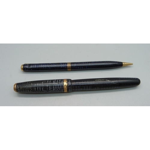 897 - A Parker Vacumatic fountain pen with 14ct gold nib and a matching pencil