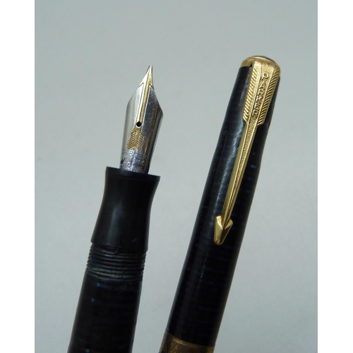 897 - A Parker Vacumatic fountain pen with 14ct gold nib and a matching pencil