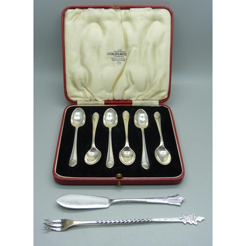 900 - A set of six silver coffee bean spoons, a silver spreader and a silver pickle fork, 80g