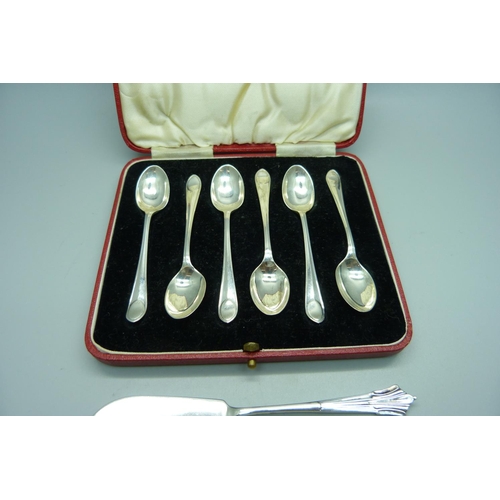 900 - A set of six silver coffee bean spoons, a silver spreader and a silver pickle fork, 80g