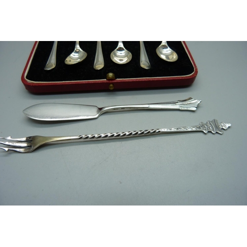 900 - A set of six silver coffee bean spoons, a silver spreader and a silver pickle fork, 80g