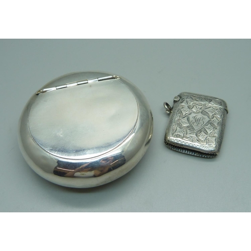 905 - A silver vesta case, Chester 1909 and a silver tobacco case, Birmingham 1921, 93g