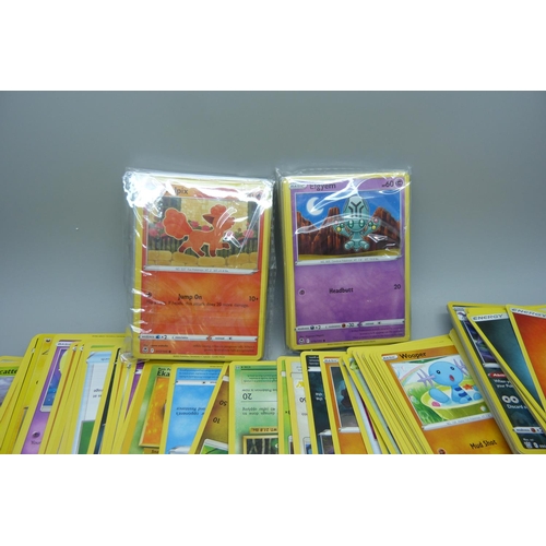 910 - A collection of Pokemon cards including base set, etc.