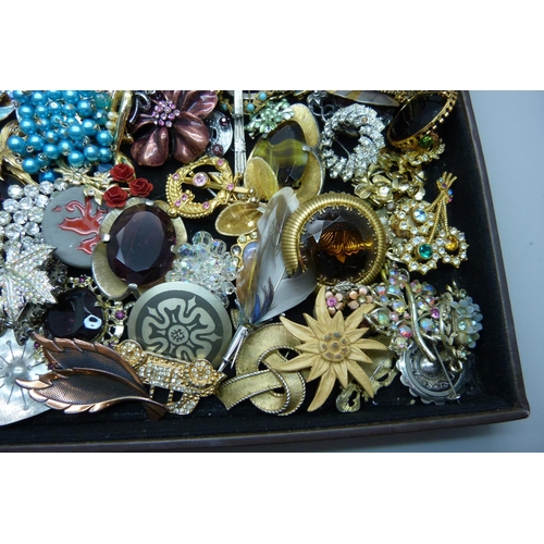 911 - A collection of costume brooches including vintage