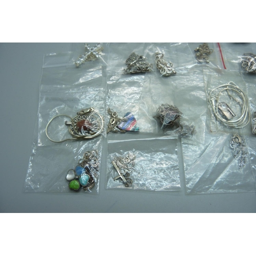 925 - Silver pendants and chains